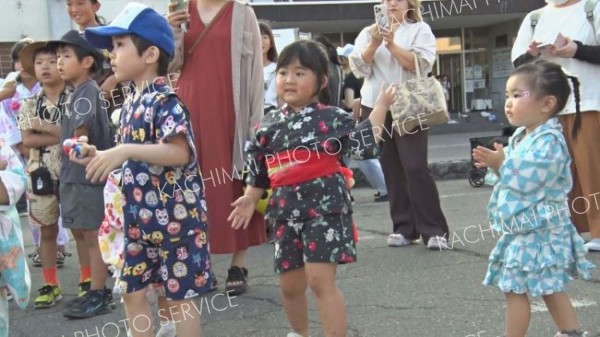 盆踊りに挑戦する浴衣姿の子どもたち