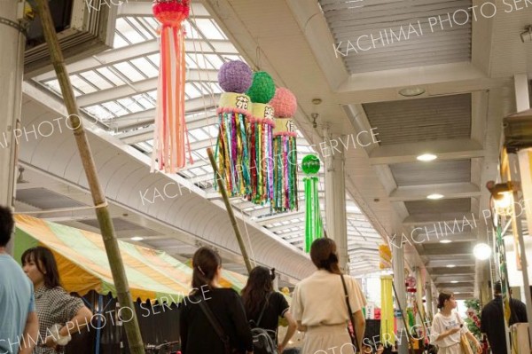 鮮やかな七夕飾りが商店街を彩った