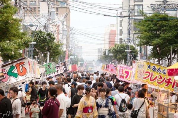 西一条通には露天が並びにぎわった（佐藤有将通信員撮影）