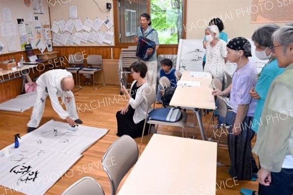 書の実演を披露する