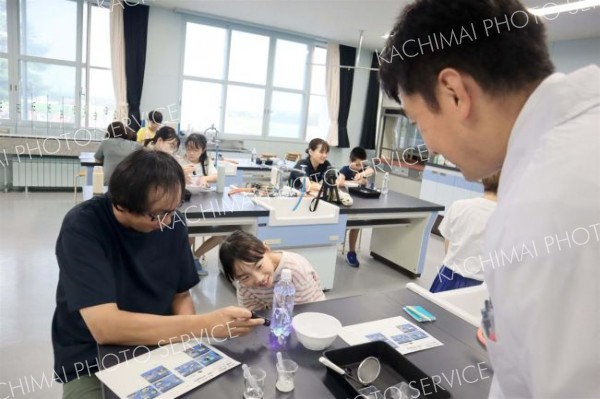 完成した人工クラゲを楽しむ親子