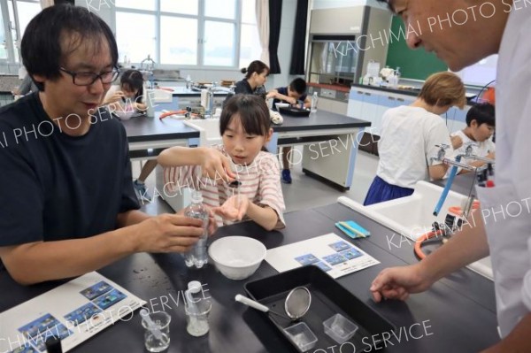 人工クラゲ作りに挑戦する親子ら