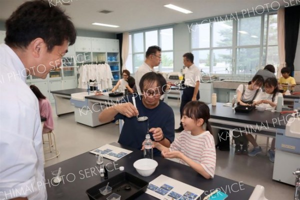 人工クラゲ作りに挑戦する親子ら