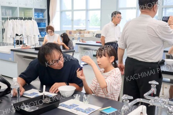 完成した人工イクラを楽しむ親子