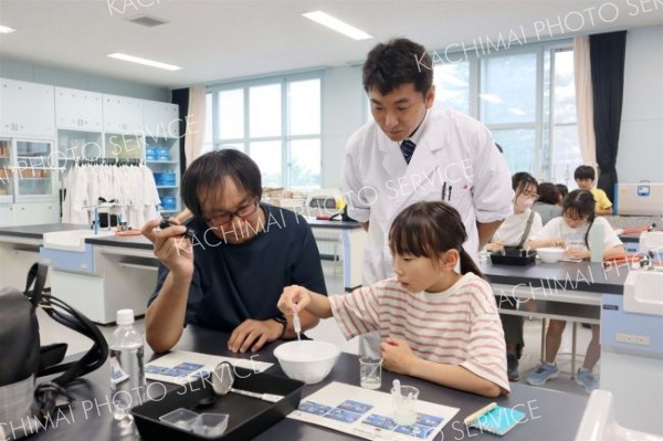 人工イクラ作りに挑戦する親子ら