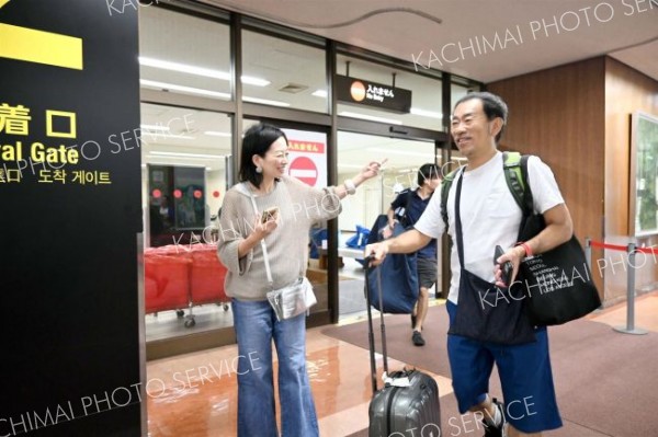 出迎えた家族や知人の出迎えを受け笑顔を見せる乗客たち（９日午前９時半ごろ）