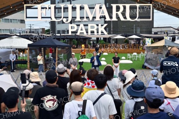 開業から１カ月が過ぎた藤丸パーク。店舗で商品を購入した人は１万人以上に上る（７月６日の開業セレモニー）