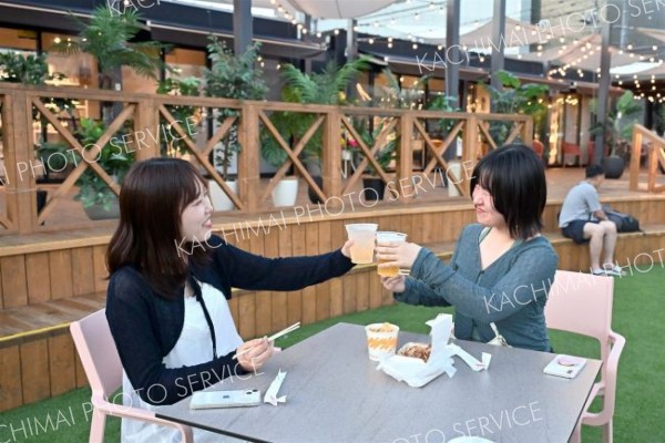 夏の夕暮れ、ビールで涼を執る来場者（８日のナイトマーケット）