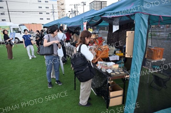 多彩な多国籍料理の出店が並んだ「帯廣ナイトマーケット」。まちなかのにぎわい創出にもひと役買っている（須貝拓也撮影）
