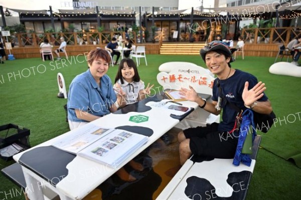 ８日に開かれた「帯廣ナイトマーケット」。モール温泉の足湯でくつろぐ来場者（須貝拓也撮影）