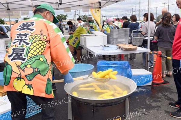 夏の味覚に長蛇の列　愛菜屋のスイートコーン祭り開催