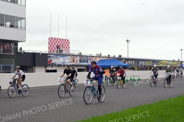 ママチャリ６時間耐久レース　６５チームが奮闘　更別・十勝スピードウェイ