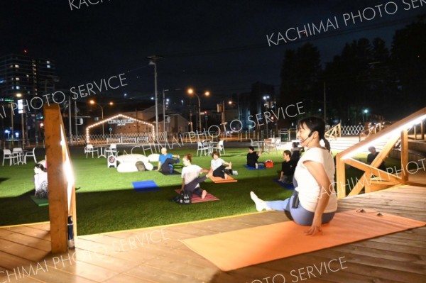 藤丸パークで夜ヨガ　夜空の下で汗流す