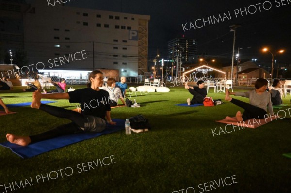 夜空の下でヨガを楽しむ参加者