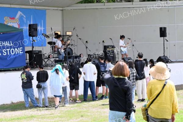 バンド演奏で盛り上がる来場者ら