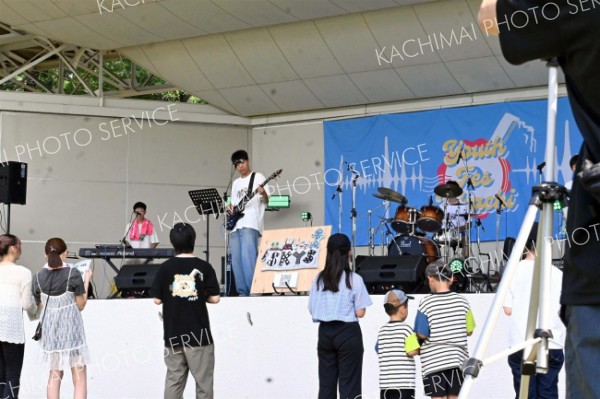 バンド演奏で盛り上がる来場者ら