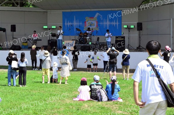 バンド演奏で盛り上がる来場者ら
