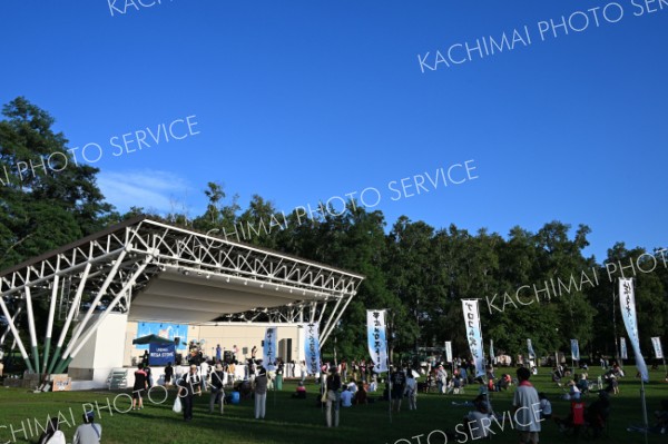 フェスは帯広市緑ケ丘公園のグリーンステージで行われた（須貝拓也撮影）