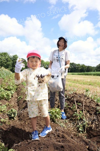<strong>◆畑の恵み</strong><br>　ジャガイモ取れたよ―。収穫体験を楽しむ親子（三浦農場）