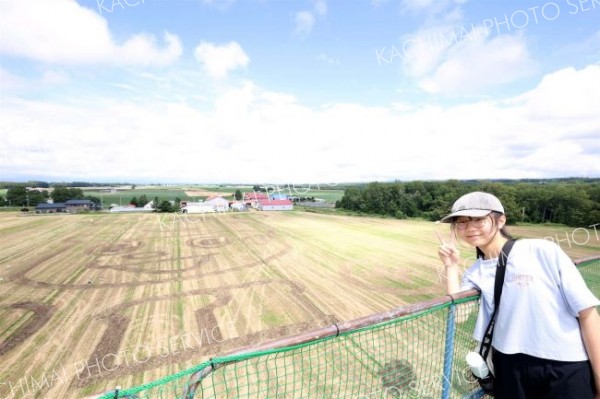 <strong>◆地上２０メートル</strong><br>　高所作業車のゴンドラに乗って、地上２０メートルの高さから畑に描かれた地上絵を鑑賞した来場者（三浦農場）