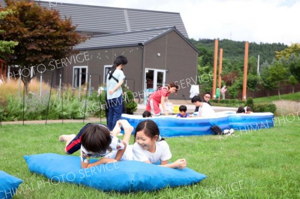 <strong>◆ハイジベッド</strong><br>　麦わらが入った“ハイジベッド”に寝転がる子どもら（道の駅ガーデンスパ十勝川温泉）