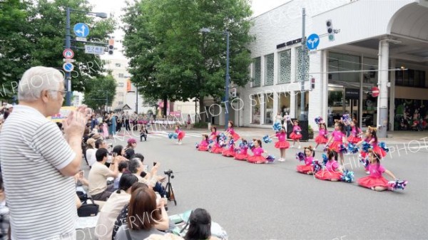 バトンやダンスで観客魅了　オビヒロホコテン