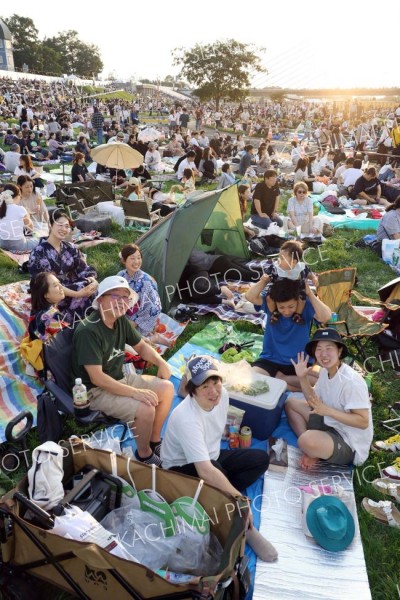 会場の河川敷は打ち上げの数時間前から観客でびっしり。敷物を敷いて打ち上げを待ちわびる