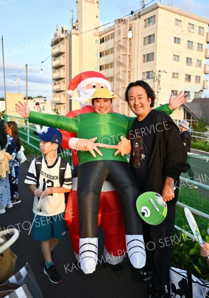 「お客さんを喜ばせたい」サンタクロースとクレヨンしんちゃんのコスチュームで花火会場に登場
