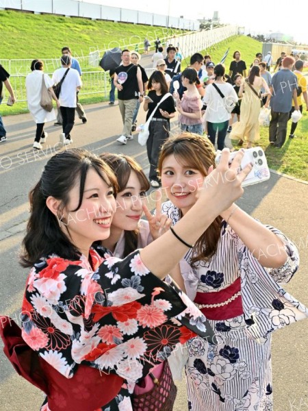 会場には多くの浴衣の来場者。普段と違う浴衣姿に、記念写真も