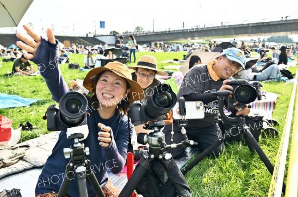 「打ち上げ角度はこっち」。観客席の最前列でベストショットを狙う来場客（塩原真撮影）