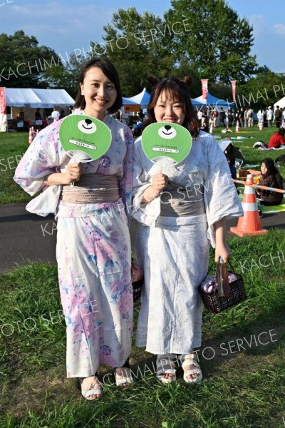 浴衣姿で仲良く花火を見に来た来場者（須貝拓也撮影）