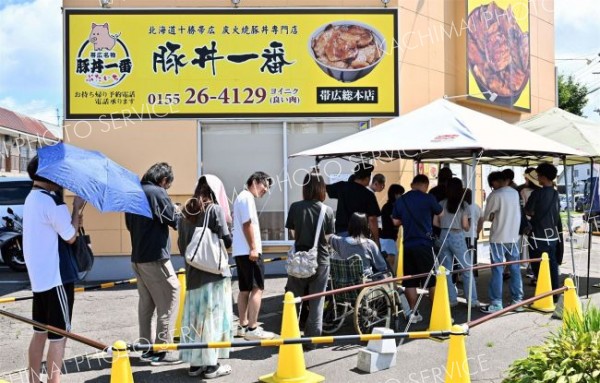 名物グルメに行列　観光、帰省客　まちなかにぎわう