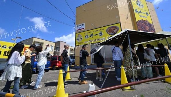 名物グルメに行列　観光、帰省客　まちなかにぎわう 2