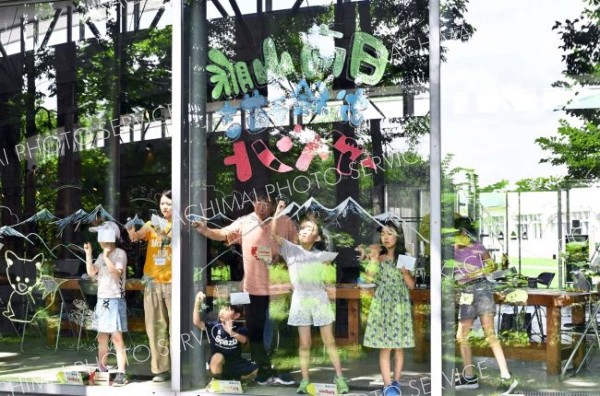 窓ガラスをキャンバスに日高山脈　芽室町で子どもお絵描きイベント　国立公園指定１年記念し