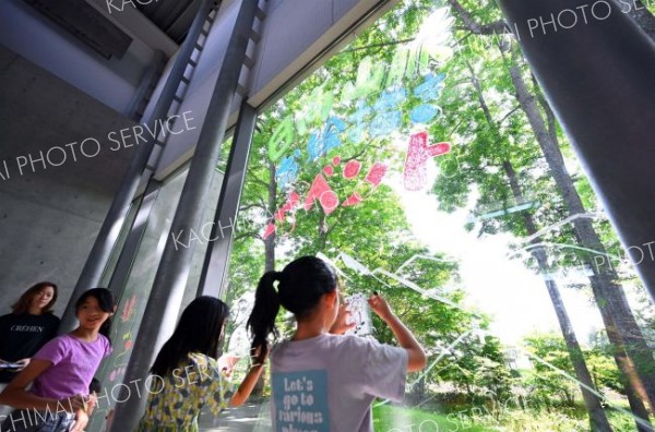 窓ガラスをキャンバスに日高山脈　芽室町で子どもお絵描きイベント　国立公園指定１年記念し 4