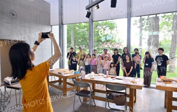 窓ガラスをキャンバスに日高山脈　芽室町で子どもお絵描きイベント　国立公園指定１年記念し 5