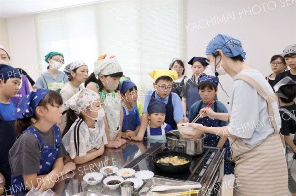 人気給食「肉じゃが」に親子で挑戦　給食センターで見学調理教室