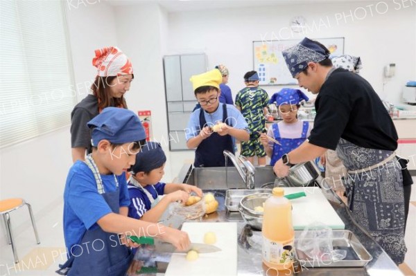 親子や兄弟で協力して給食メニューの調理に挑戦する参加者