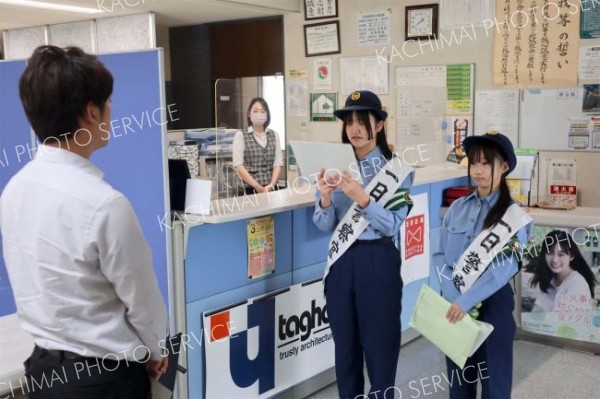 音更高生４人が一日警察官に　音更
