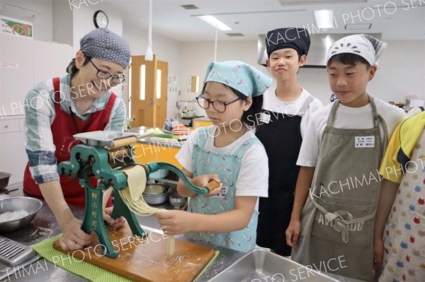 児童ら製麺機で中華麺作りに挑戦　音更