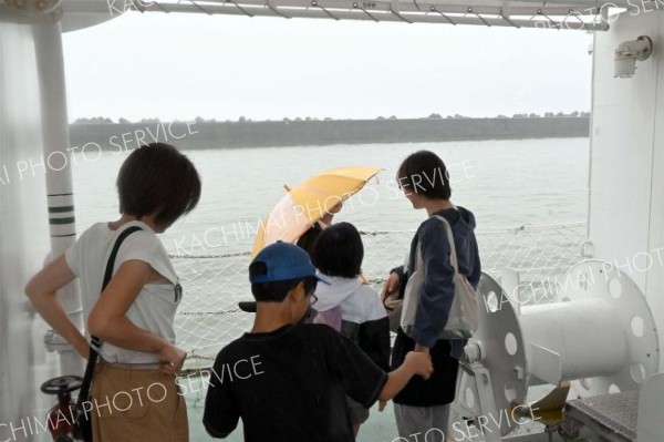 巡視船とかちの体験航海、雨でも１８０人が楽しむ　広尾