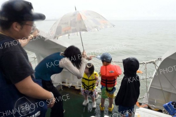 乗船者が雨の中、十勝港や十勝沖からの外観を楽しんだ「巡視船とかち」の体験航海