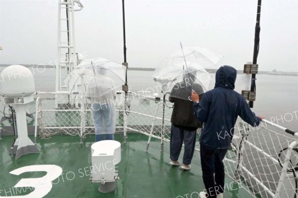 乗船者が雨の中、十勝港や十勝沖からの外観を楽しんだ「巡視船とかち」の体験航海