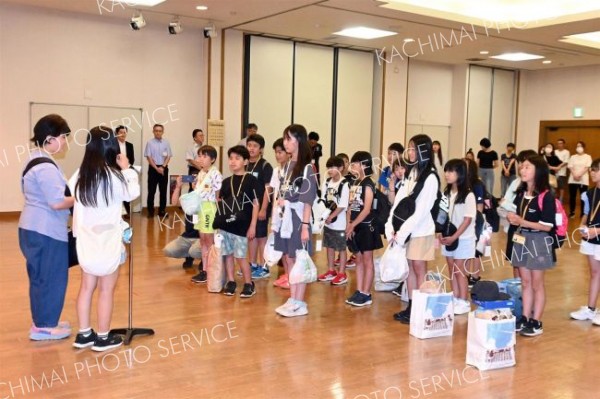 「家族や先生に感謝」沖縄訪問の小学生が帰町　池田 3