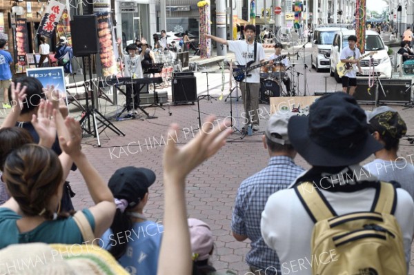 平和への祈り演奏と詩に込めて　平原まつり会場で高校生が初イベント