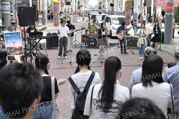 平和コンサートで演奏するトカチューンのメンバー（１４日午前１１時半ごろ、須貝拓也撮影）