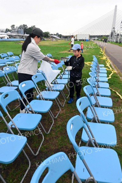 ごみを拾い集める参加者ら（１４日午前６時３５分ごろ）