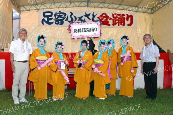 円熟の花～団体の部１位に選ばれた「げんろく花見踊り・とうじゅんかい」のメンバー