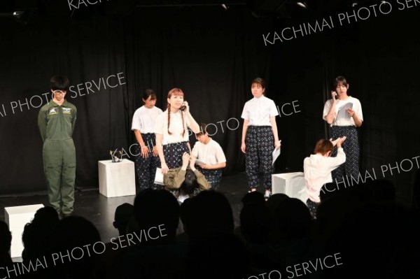 戦時中が舞台となる「話半分」で思いを込めた演技を披露する出演者たち