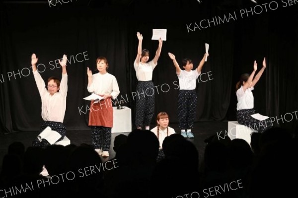 戦時中が舞台となる「話半分」で思いを込めた演技を披露する出演者たち